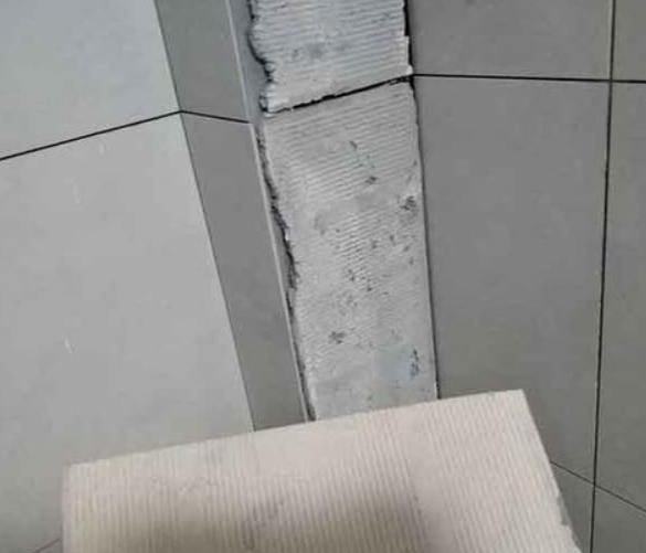 瑶海瓷砖空鼓维修公司分享下厨房瓷砖脱落的补救措施。